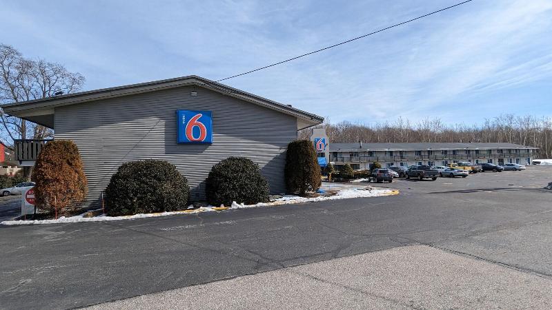 Motel 6 Leominster, Ma image