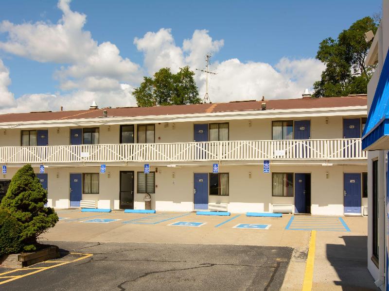 Motel 6 Leominster, Ma image