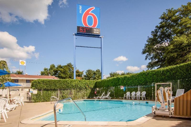 Motel 6 Leominster, Ma image