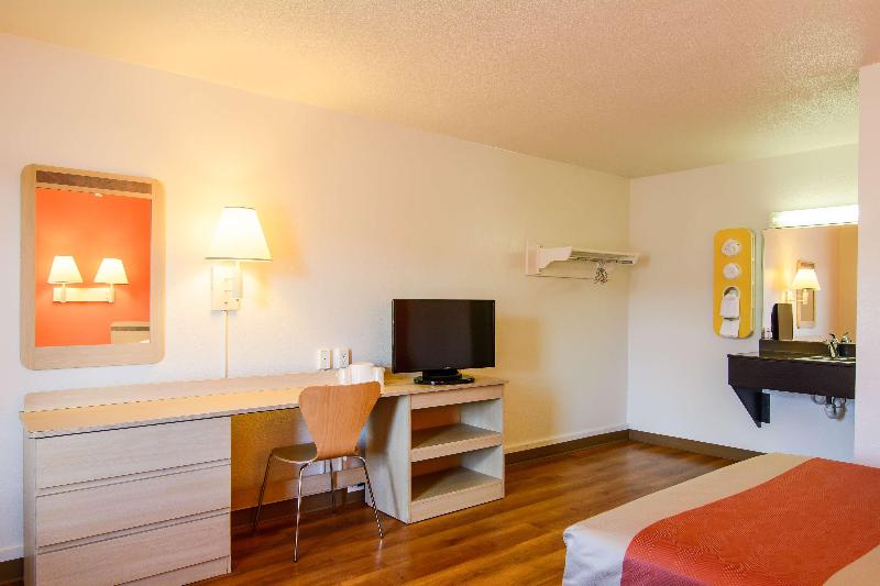 Motel 6 Leominster, Ma image