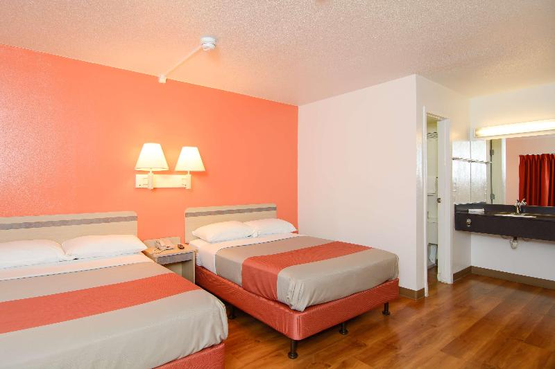 Motel 6 Leominster, Ma image