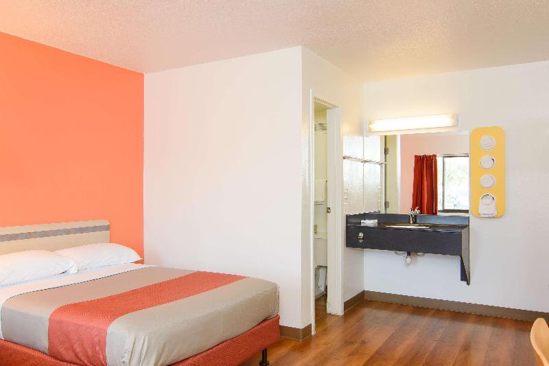 Motel 6 Leominster, Ma image