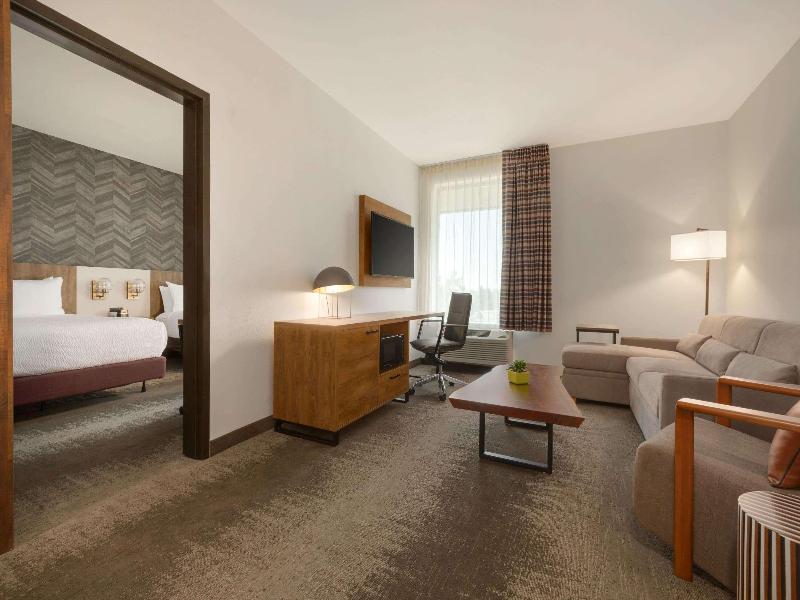 La Quinta Inn Suites By Wyndham Santa Rosa Sonoma image