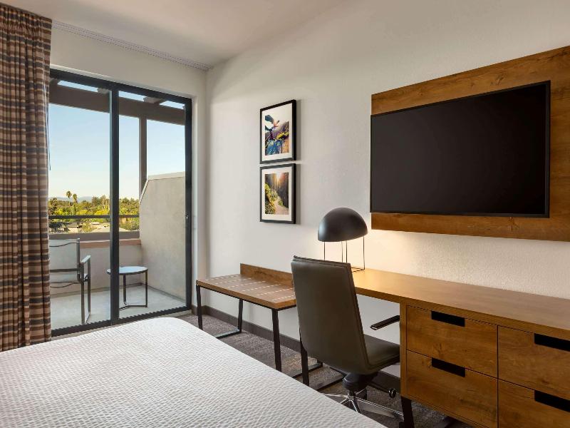 La Quinta Inn Suites By Wyndham Santa Rosa Sonoma image