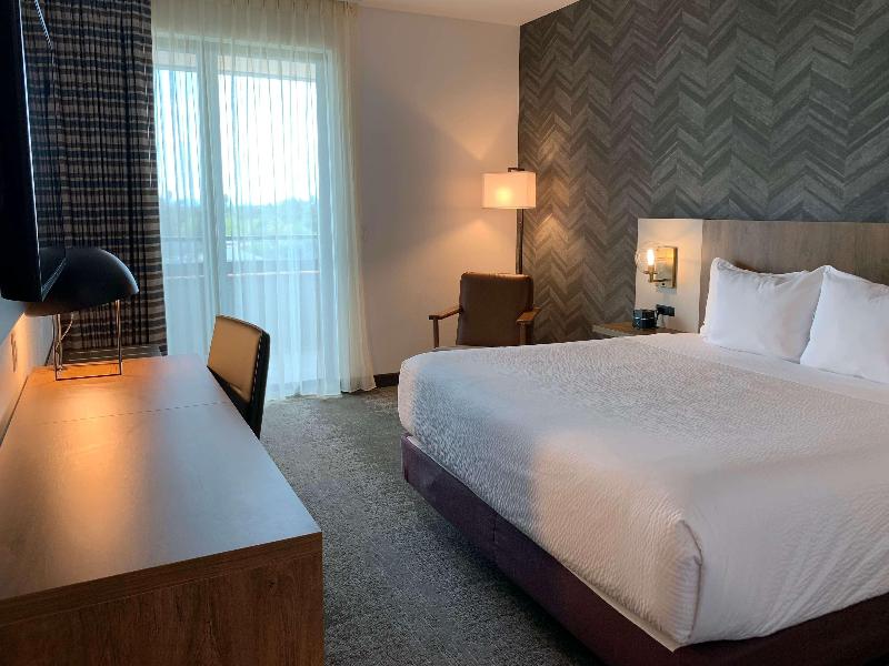 La Quinta Inn Suites By Wyndham Santa Rosa Sonoma image