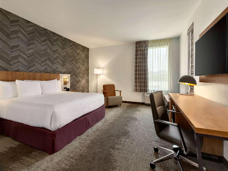 La Quinta Inn Suites By Wyndham Santa Rosa Sonoma image