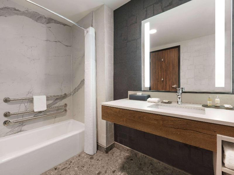 La Quinta Inn Suites By Wyndham Santa Rosa Sonoma image