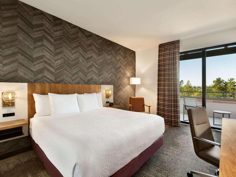 La Quinta Inn Suites By Wyndham Santa Rosa Sonoma image