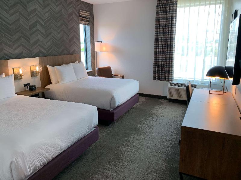 La Quinta Inn Suites By Wyndham Santa Rosa Sonoma image
