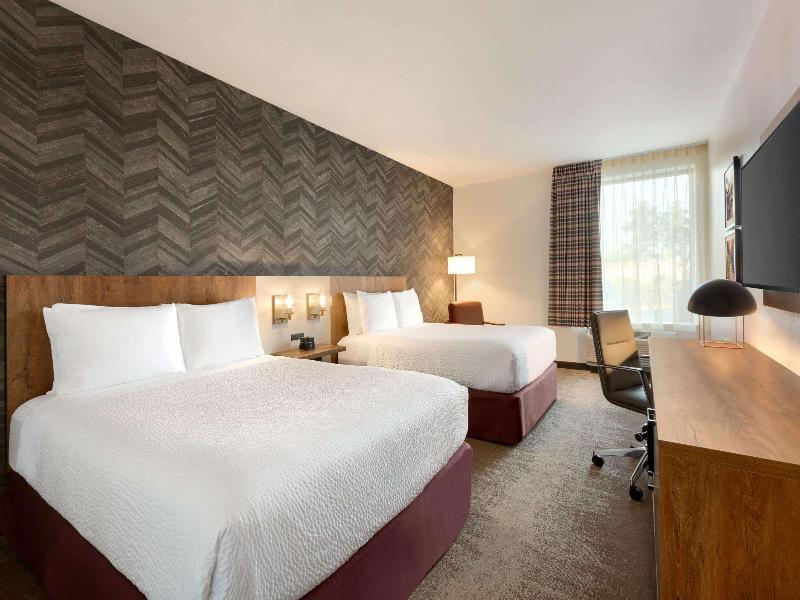 La Quinta Inn Suites By Wyndham Santa Rosa Sonoma image