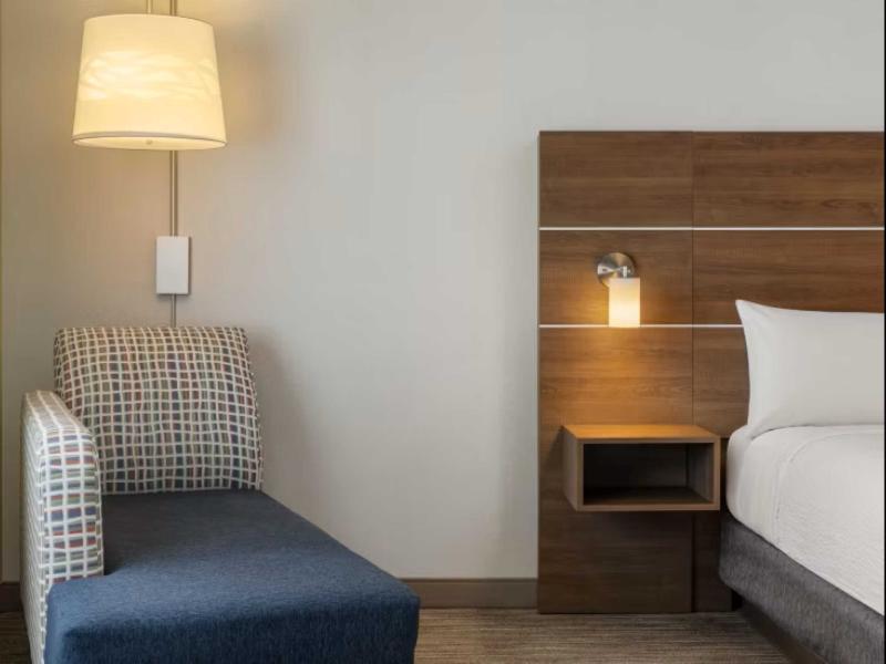 Holiday Inn Express & Suites Aurora image