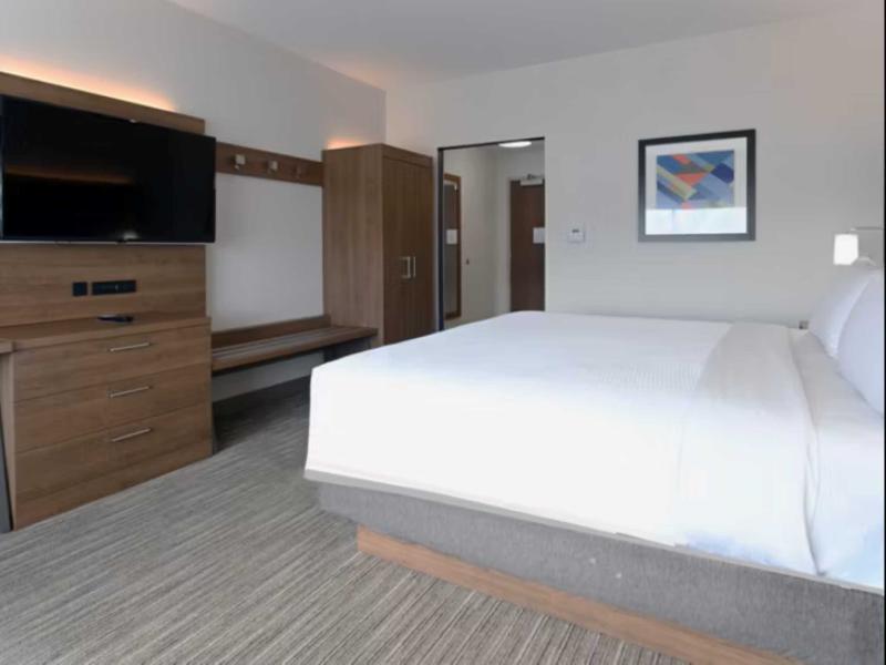 Holiday Inn Express & Suites Aurora image