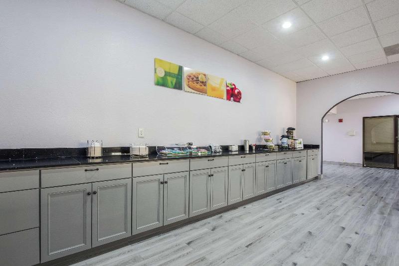Quality Inn Grayville image 3