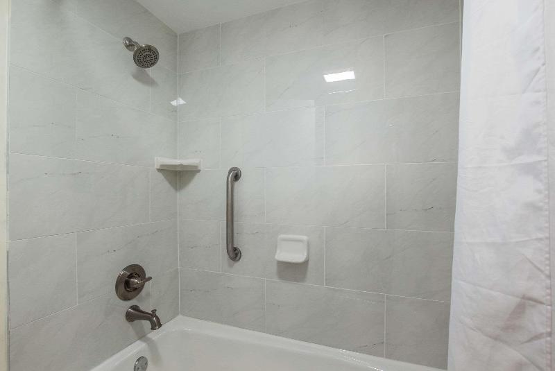 Quality Inn Grayville image 8