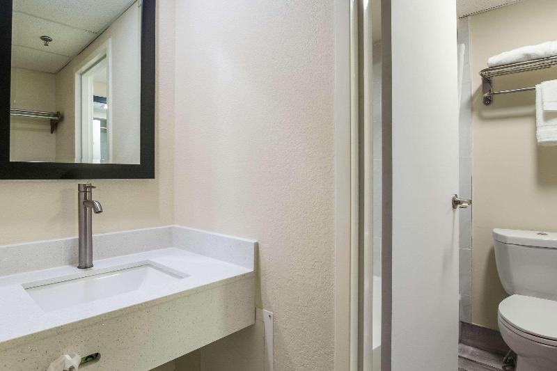 Quality Inn Grayville image 7