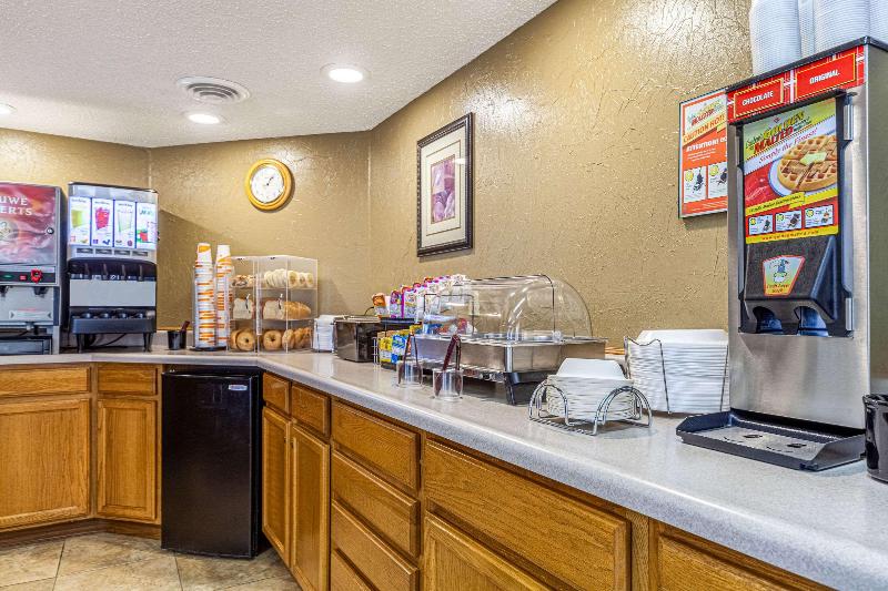 Econo Lodge Sioux Center image 8