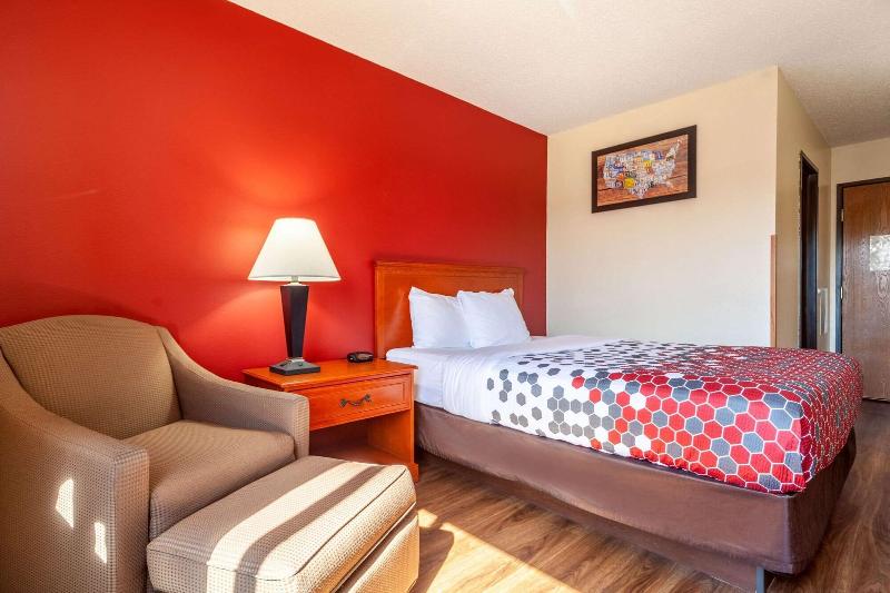 Econo Lodge Sioux Center image