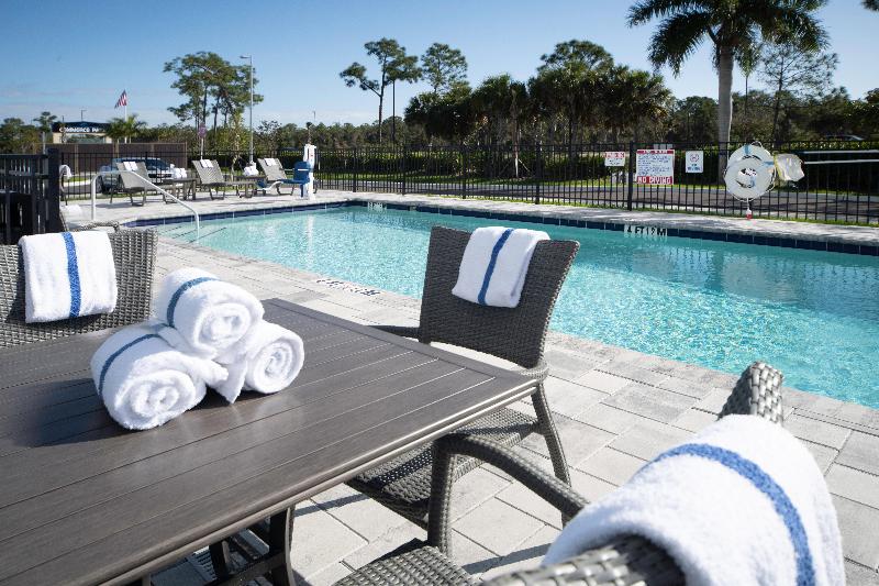 Holiday Inn Express Suites Fort Myers Airport IHG image