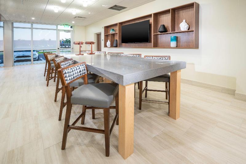 Holiday Inn Express Suites Fort Myers Airport IHG image