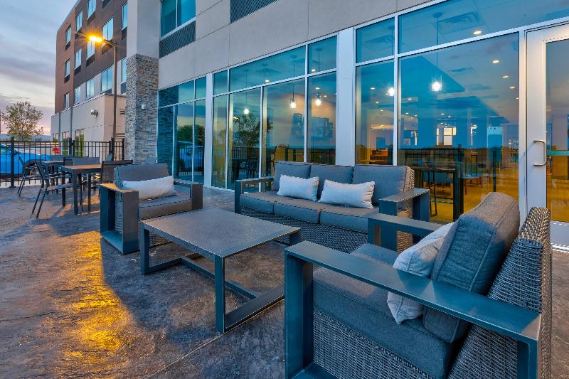 Holiday Inn Express & Suites Cedar Springs – Gra