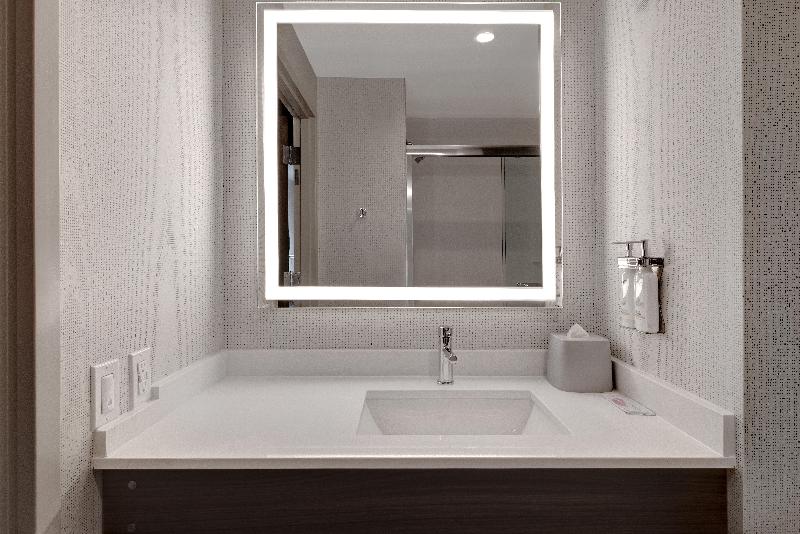 Holiday Inn Express and Suites GLENDALE DOWNTOWN - Image 5