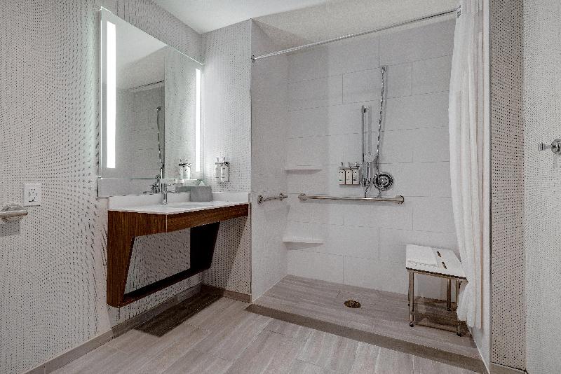 Holiday Inn Express and Suites GLENDALE DOWNTOWN - Image 7