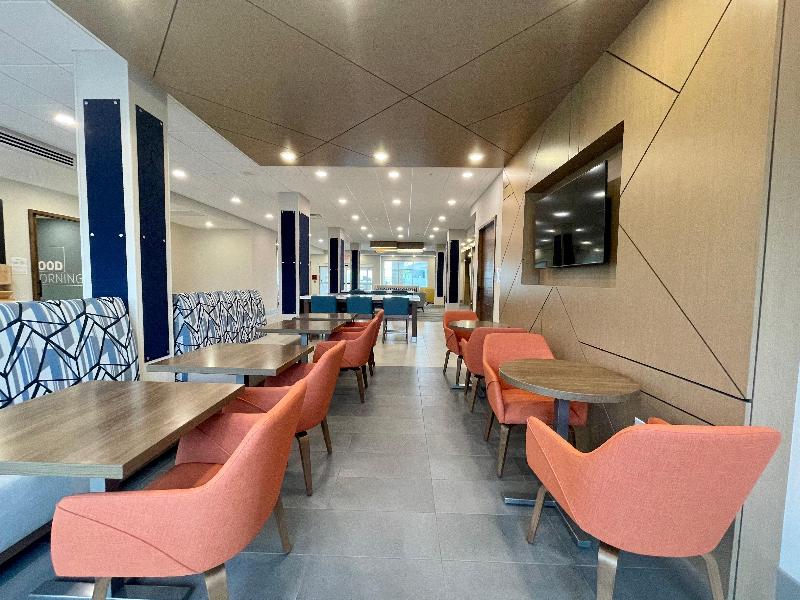 Holiday Inn Express & Suites Ft. Smith - Airport image