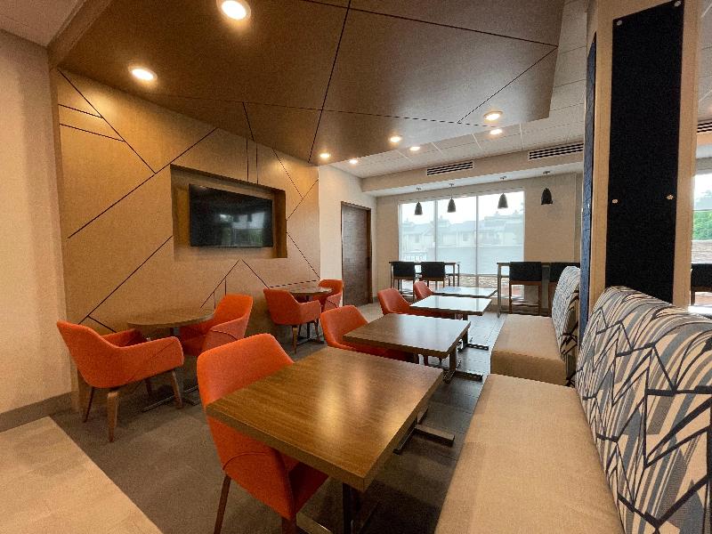 Holiday Inn Express & Suites Ft. Smith - Airport image