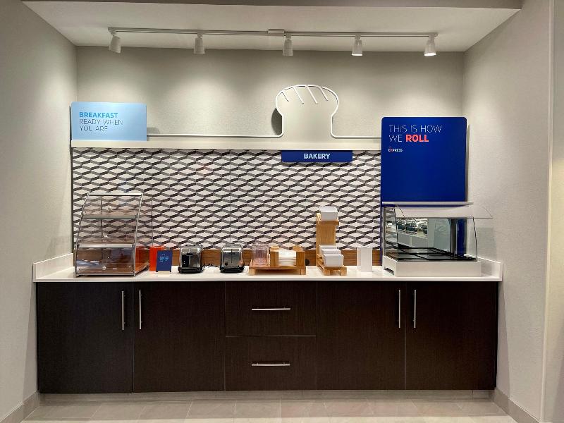Holiday Inn Express & Suites Ft. Smith - Airport image