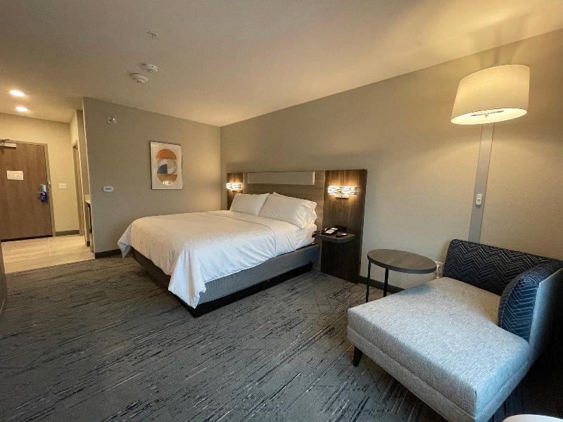 Holiday Inn Express & Suites Ft. Smith - Airport image