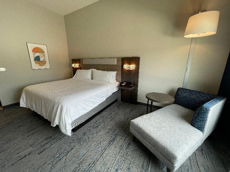 Holiday Inn Express & Suites Ft. Smith - Airport image