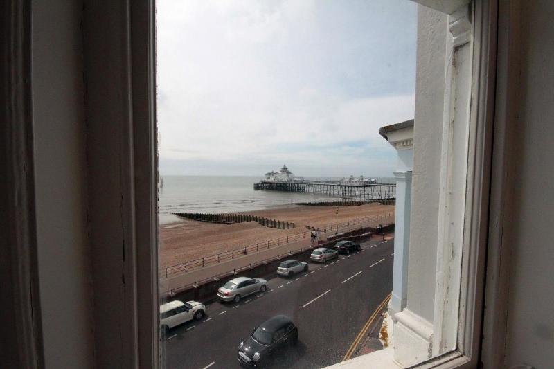 OYO Marine Parade Hotel, Eastbourne Pier