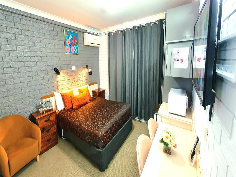 Young Goldrush Motel image