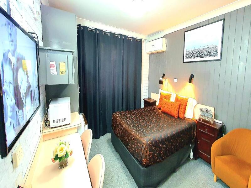 Young Goldrush Motel image