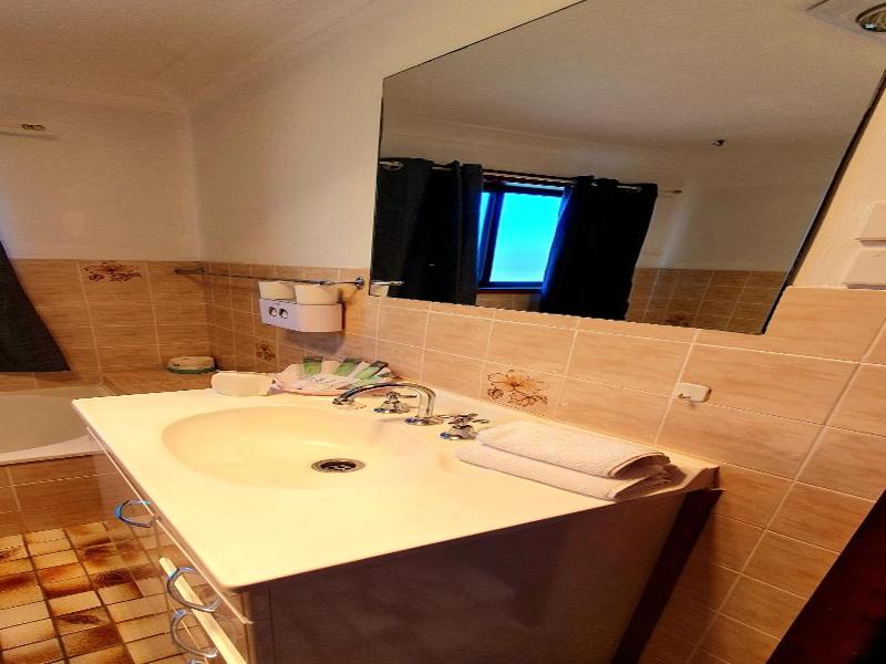 Young Goldrush Motel image