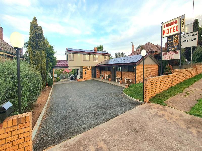 Young Goldrush Motel image