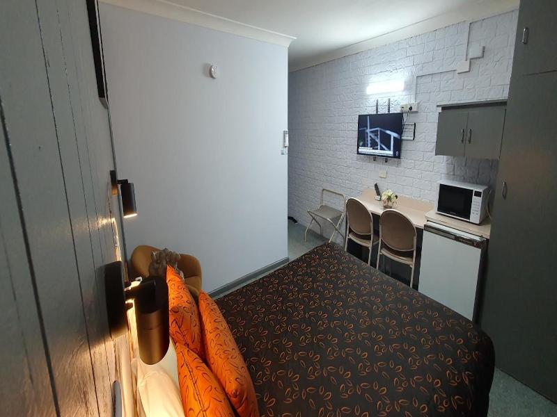 Young Goldrush Motel image