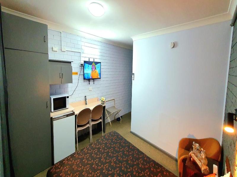 Young Goldrush Motel image
