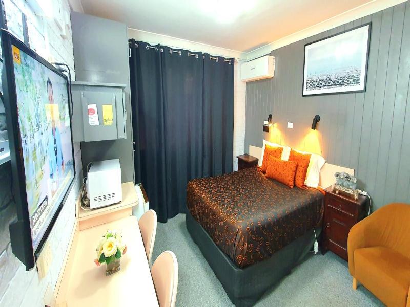Young Goldrush Motel image