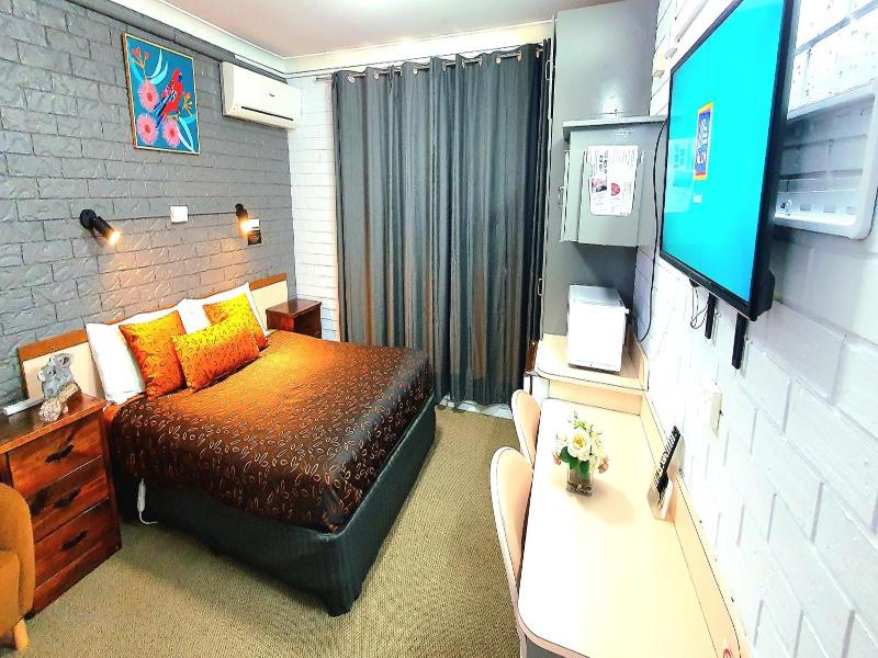 Young Goldrush Motel image
