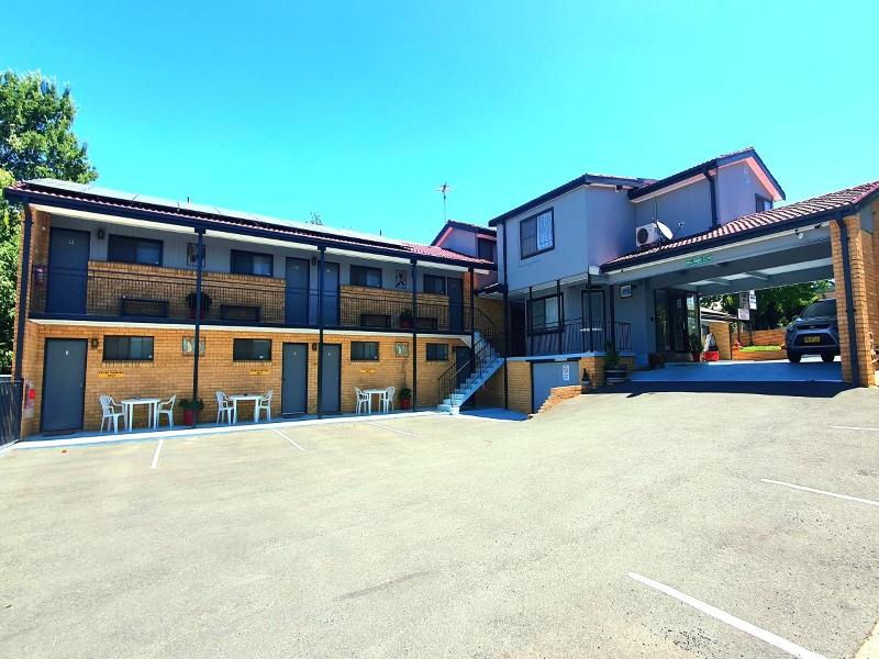 Young Goldrush Motel image