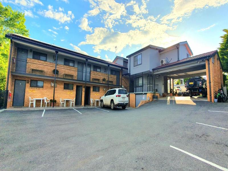 Young Goldrush Motel image