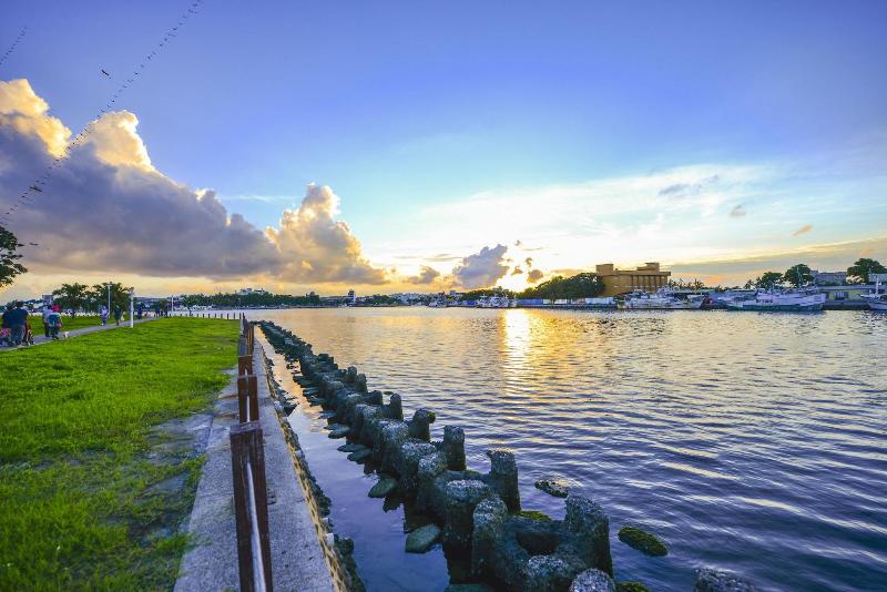 Admiring Island image