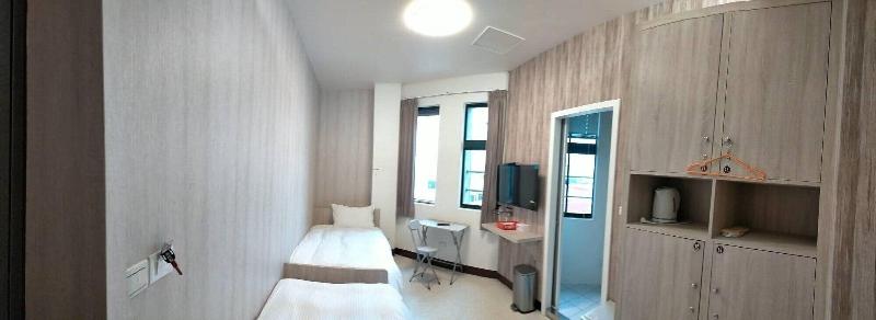 Home Inn Loudong image