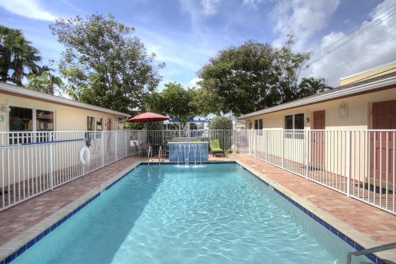 Lauderdale Villas, Suites by the Sea
