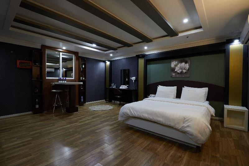 Hotel Head-One image