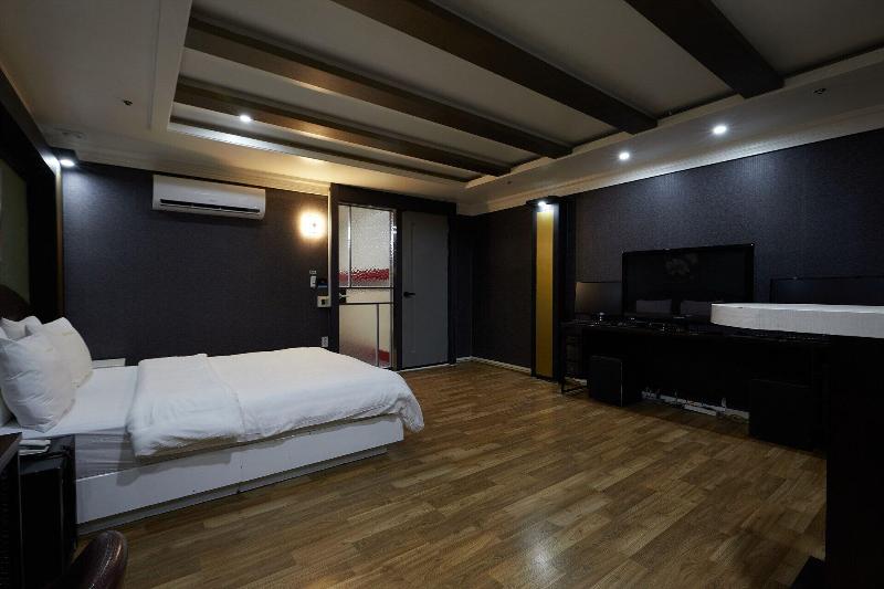 Hotel Head-One image