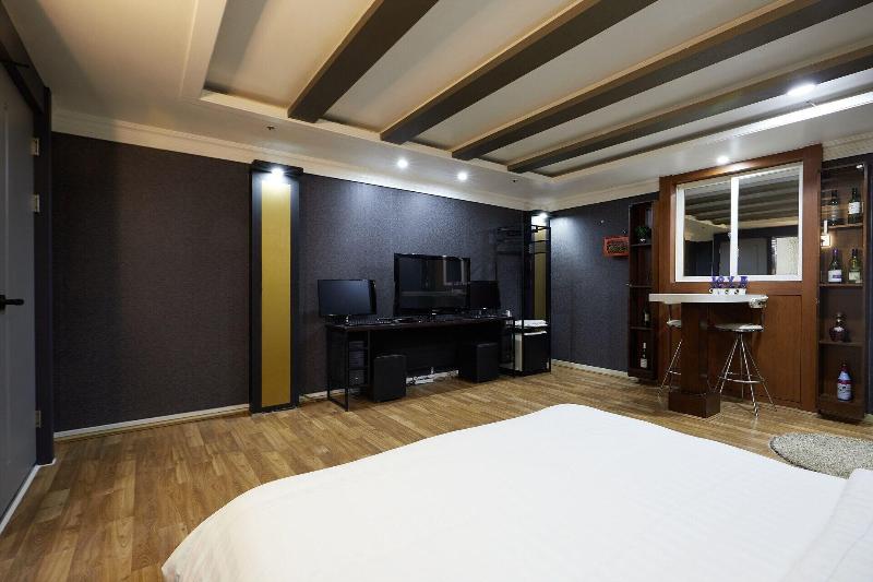 Hotel Head-One image