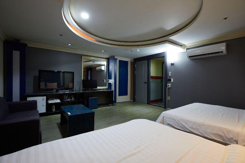 Hotel Head-One image