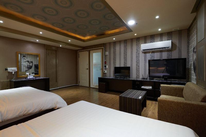 Hotel Head-One image